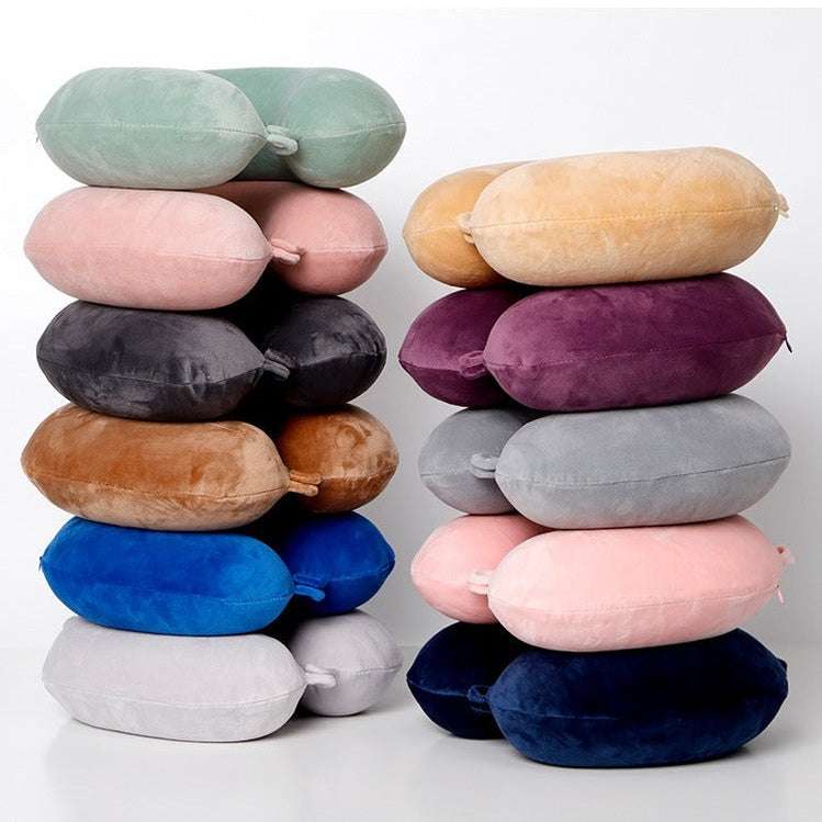 Ergonomisk nackkudde i memory foam med U-design och tvättbart överdrag för komfort på resan