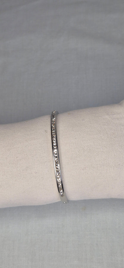 Glaciär Kristallbangle - Elegant Silverarmband med Ljuskristaller