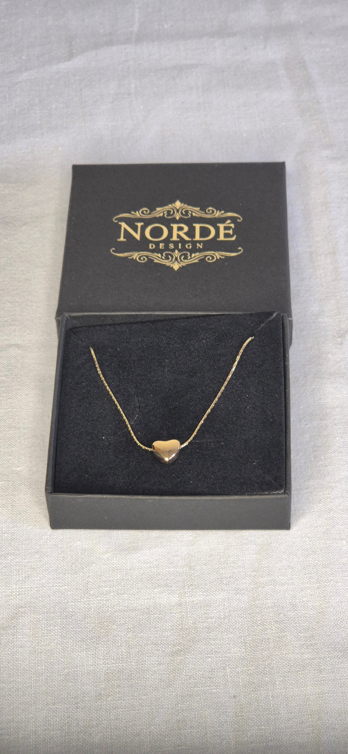 Hjärtsten Halsband i Guld eller Silver - Elegant 3D Hjärtberlock